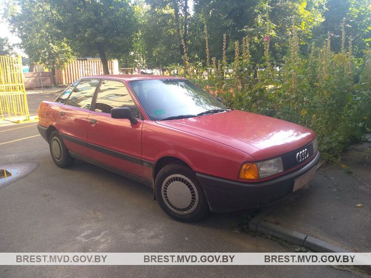 В Барановичах мужчина шел по дворам и обворовывал машины