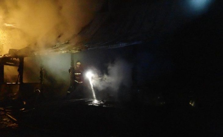 Под Витебском из горящего дома спасались пенсионерка с инвалидом 