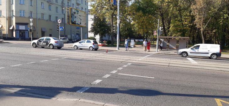 В Минске Renault сбил выходившего из трамвая пассажира В Минске Renault сбил выходившего из трамвая пассажира