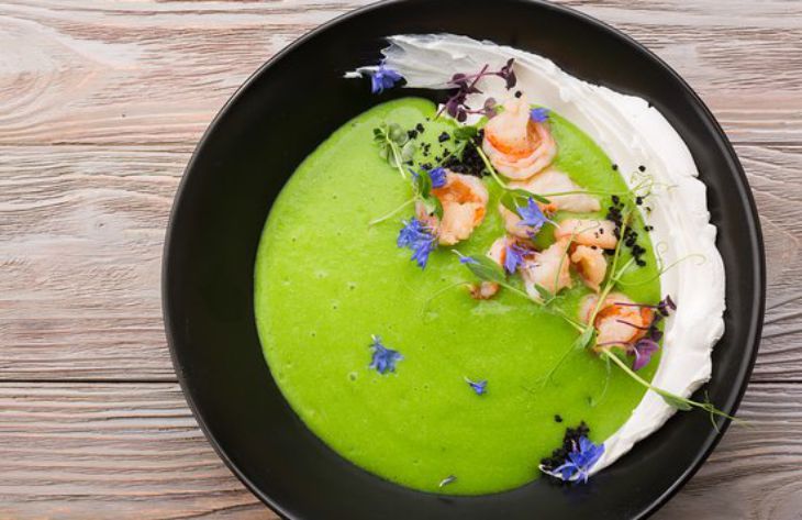 Суп-пюре из зеленого горошка с креветками