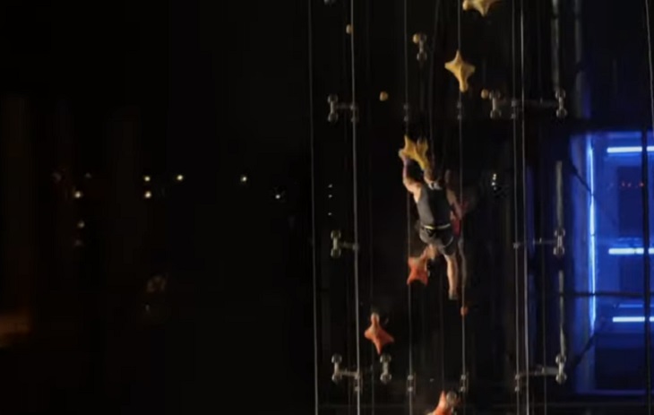 Человек забрался на 23-метровую стену за 12 секунд и победил лифт