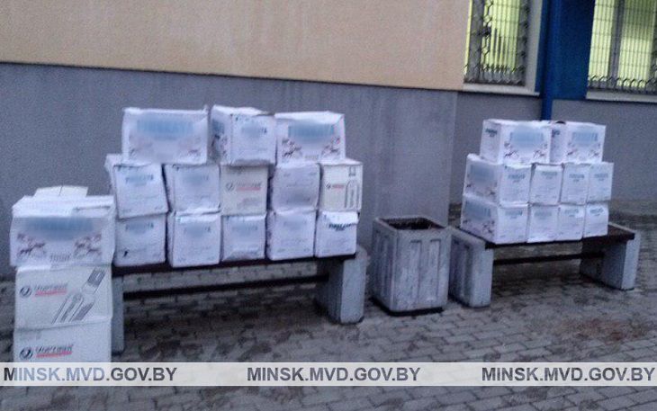 Минские оперативники изъяли у россиянина почти 600 бутылок алкоголя без акцизных марок