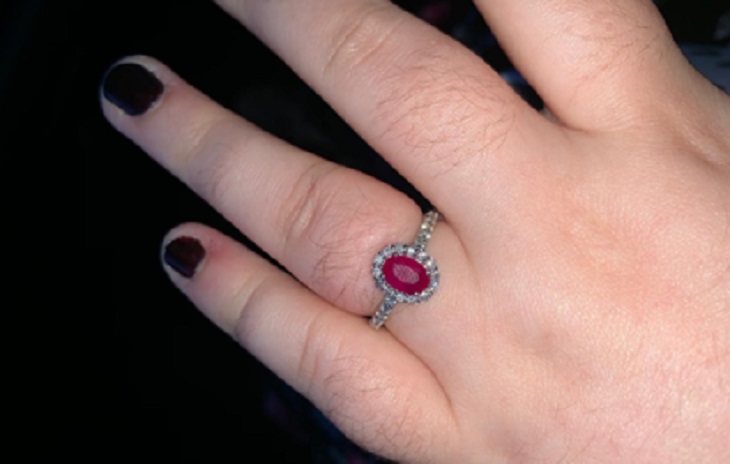 Невеста похвасталась кольцом и была высмеяна за толстые волосатые пальцы