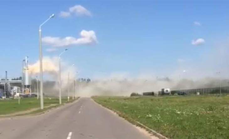 Могилевчан взволновало странное белое облако, появившееся над одним из резервуаров предприятия «Мебелаин»