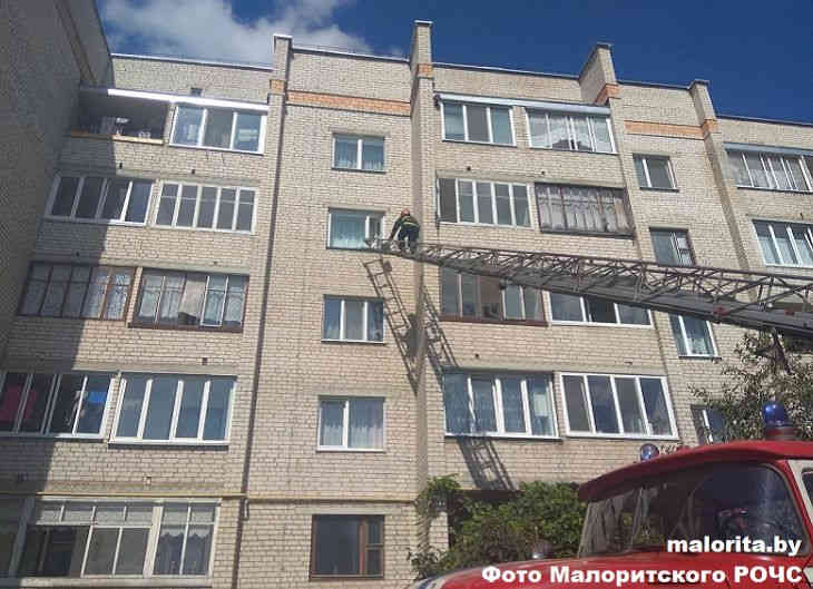 В Малорите ребенок закрыл маму на балконе. Понадобилась помощь спасателей