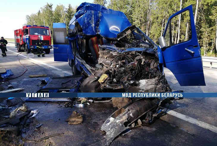 Под Минском маршрутка Могилев – Сморгонь врезалась в фуру: двое погибших, четверо пострадавших