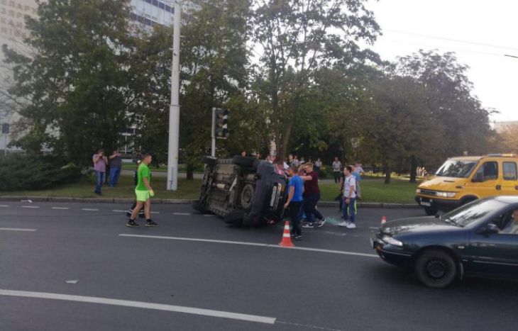 В Минске на площади Ванеева в результате ДТП опрокинулся Renault Duster