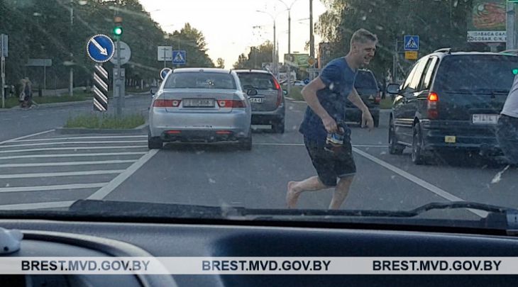 Парни выбежали на проезжую часть в Бресте: их ищет милиция Парни выбежали на проезжую часть в Бресте: их ищет милиция