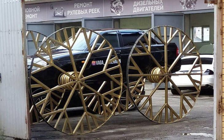 Шутку не оценили: полицейские заставили блогера снять с Priora колеса от кареты