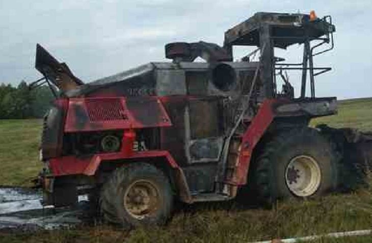 В Поставском районе загорелся очередной комбайн