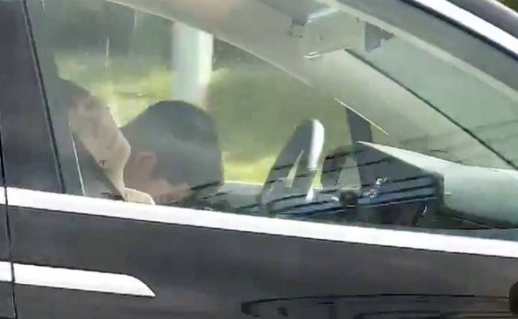 Впечатляющие кадры: водитель и пассажир уснули в Tesla, которая мчалась на скорости 100 км/ч