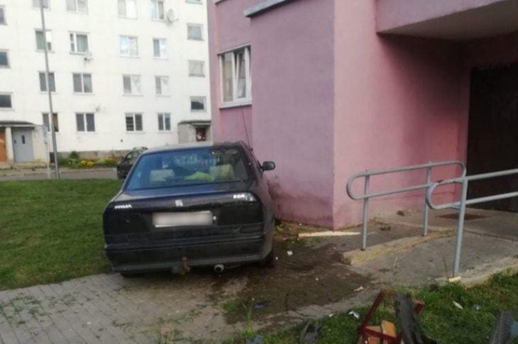 16-летние подруги в Кричеве угнали машину и врезались в дом
