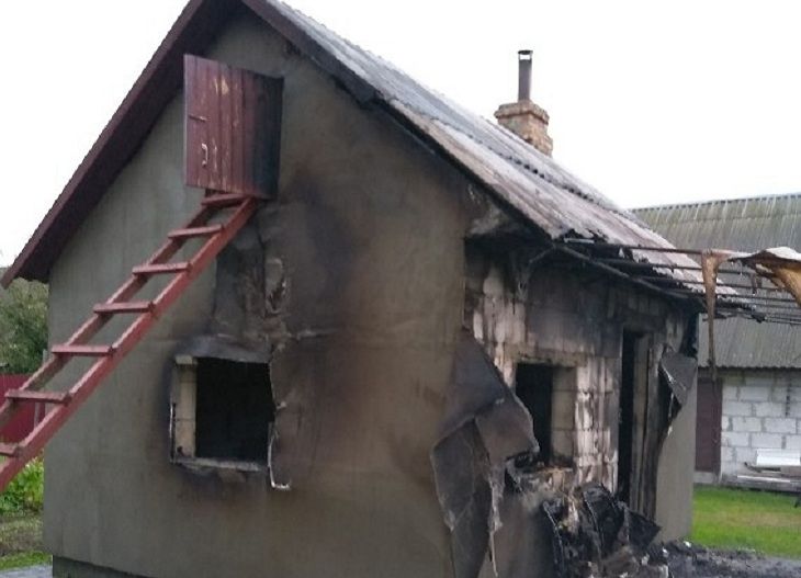 Жила одна в летней кухне. В Кобринском районе погибла пенсионерка Жила одна в летней кухне. В Кобринском районе погибла пенсионерка