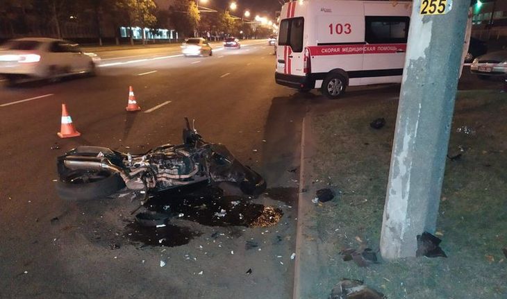 В Минске мотоцикл врезался в столб и дерево: байкер погиб, его пассажир в больнице