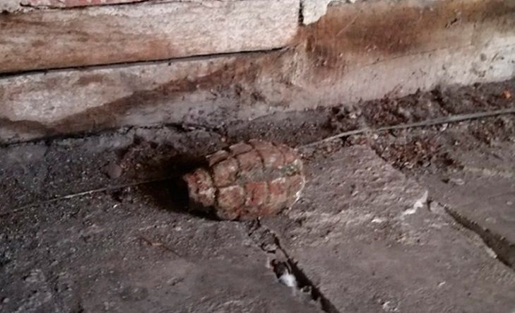 В Гродно из-за гранаты на чердаке жилого дома эвакуировали 30 человек В Гродно из-за гранаты на чердаке жилого дома эвакуировали 30 человек