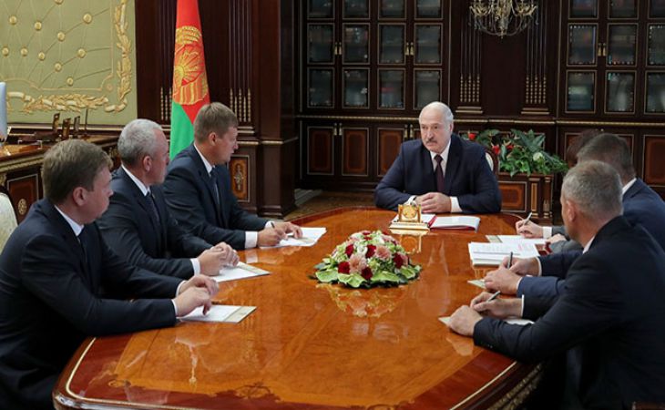«Всех этих шарлатанов на порог не пускайте». Лукашенко предостерег нового директора «Гомельстекло» от работы с посредниками