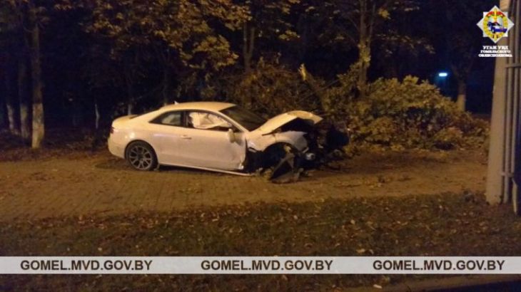 В Гомеле молодой водитель наехал на бордюр и разбил дорогую Audi