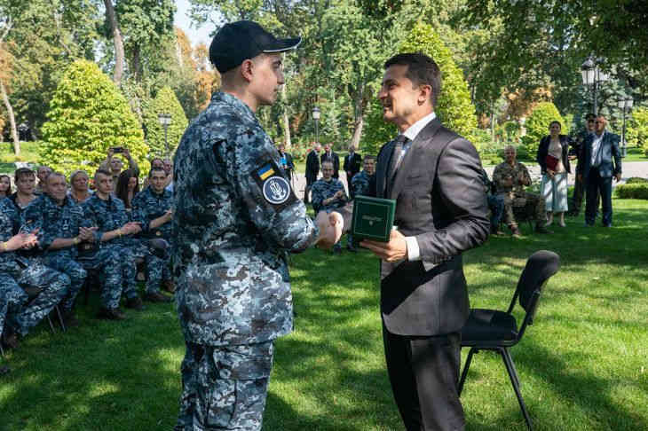 Зеленский подарил освобожденным морякам квартиры и президентские часы
