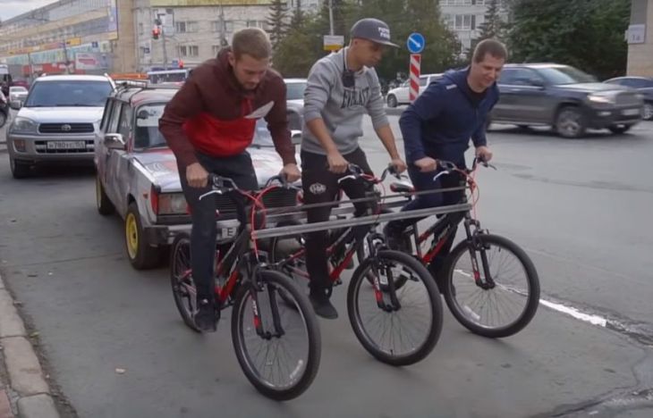 Блогеры выяснили, сколько нужно велосипедов, чтобы сдвинуть с места Жигули