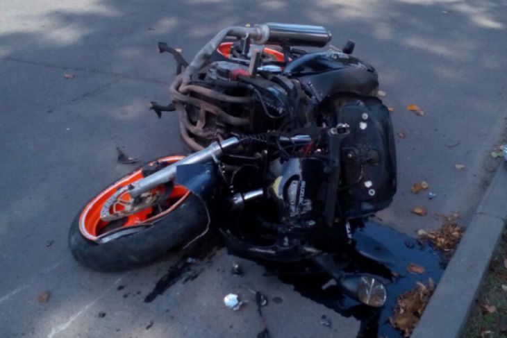 Пошел на обгон на переходе. В Добруше мотоциклист врезался в Volkswagen и попал в больницу