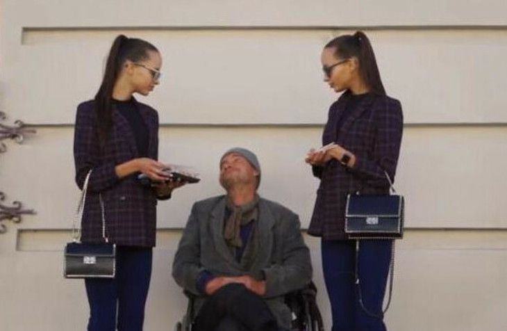 Все ради айфона. Богатые близняшки заказали роллы бездомному и разозлили интернет