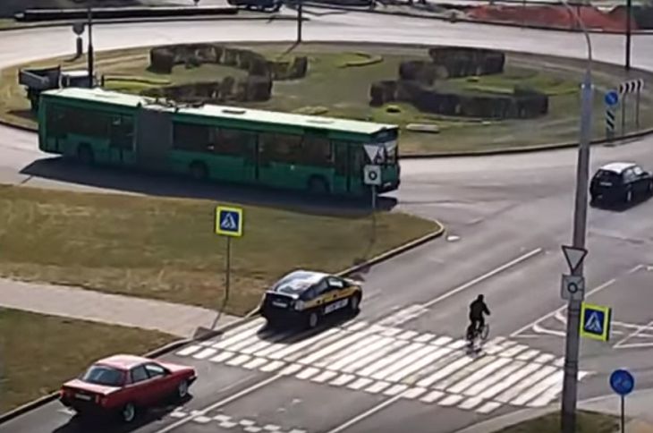 В Бресте случилось курьезное ДТП. Велосипедист протаранил автобус
