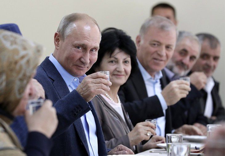 Путин выпил ту самую стопку водки, от которой отказался 20 лет назад