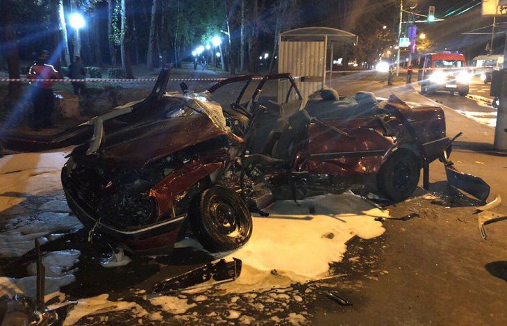 Не уступил дорогу и вылетел на остановку. В ГАИ рассказали подробности ДТП с Peugeot и Mercedes в Минске