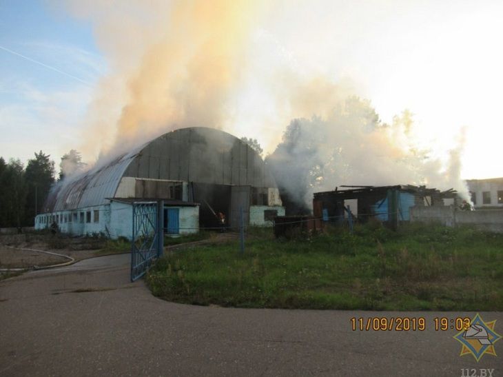 На одном из частных предприятий Полоцкого района загорелось сразу два здания