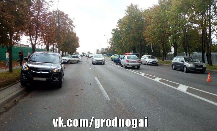 В Гродно вылетевший из-под газонокосилки камень привел к столкновению четырех авто