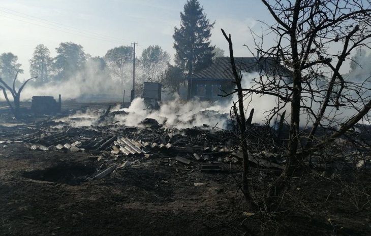 В Брагинском районе мужчина пытался сам потушить пожар и оказался в больнице с ожогами