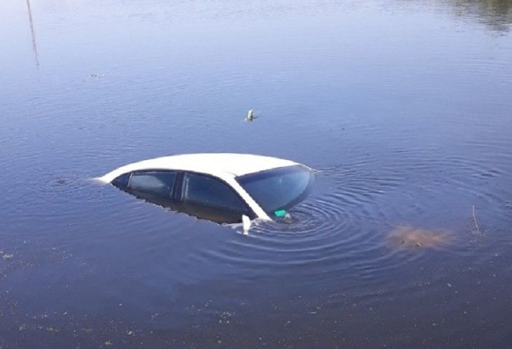 В Гомельском районе спасатели доставали из озера автомобиль