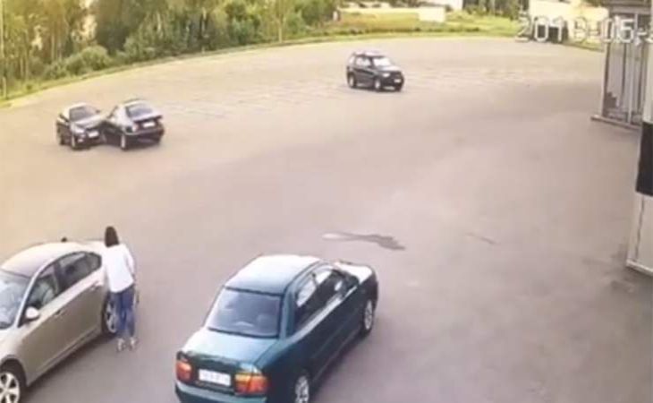 Перепутал педали? В Могилёве водитель BMW устроил необычное ДТП на парковке