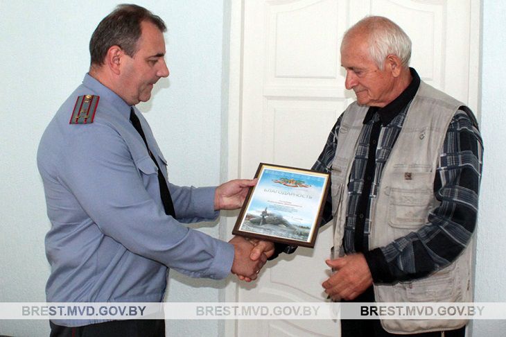 В Пружанах наградили мужчину, который помог задержать буйного хулигана с топором