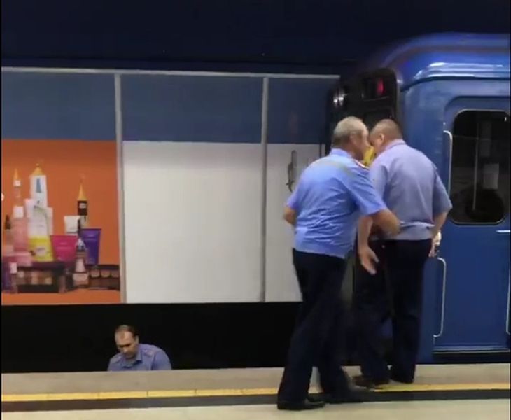 На станции метро «Петровщина» на рельсы упал мужчина
