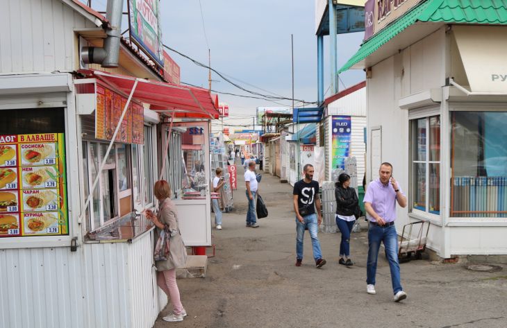 Одежда за два рубля и шаурма на каждом углу. Посмотрите, что продают на рынке в Ждановичах