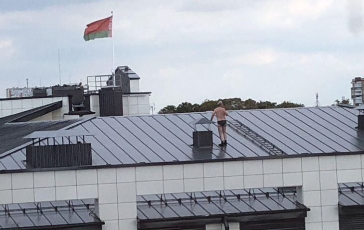 Мужчина в трусах и носках гулял по крыше Дома правосудия в Бресте