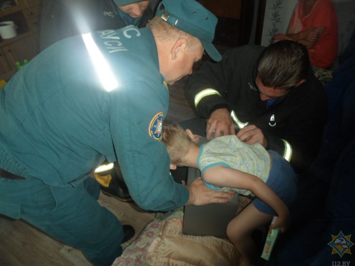 В Жлобине ребенок застрял в сабвуфере. Понадобилась помощь спасателей