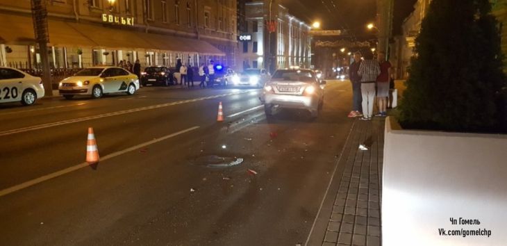 В Гомеле автомобиль вылетел на тротуар и врезался в клумбу. Водитель после ДТП убежал