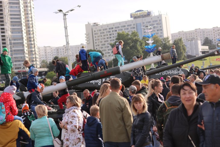Развлечения для всей семьи, фудкорты и танки: как в Минске отмечают День танкиста