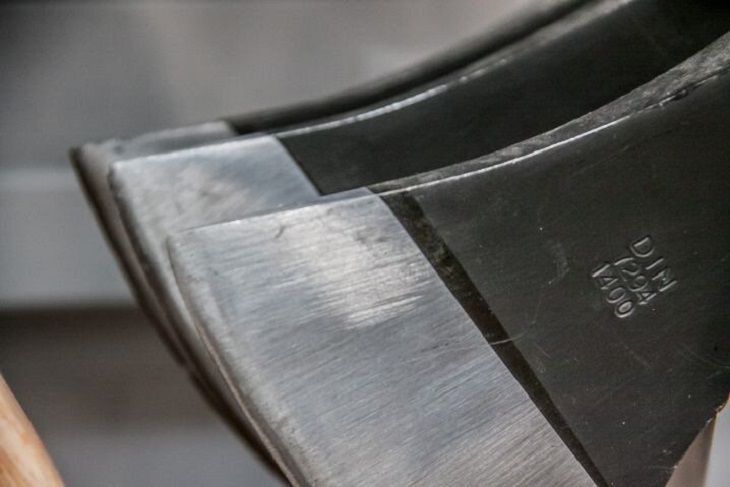 В Бобруйске пьяный мужчина изрубил топором автомобиль и калитку