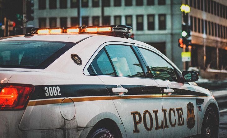 В США полицейские застрелили вооруженного мужчину возле школы