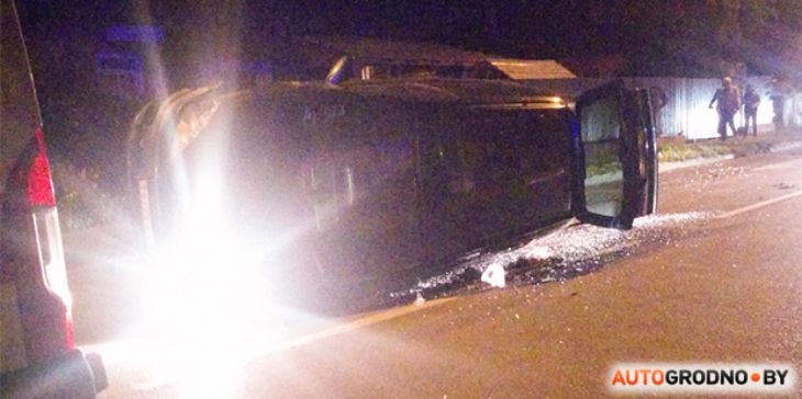 В Гродно водитель наскочил на припаркованную машину и «положил» свой Opel на бок