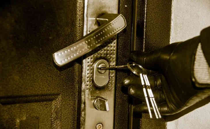 Житель Витебска с сыном пришли к знакомой и унесли с собой двери