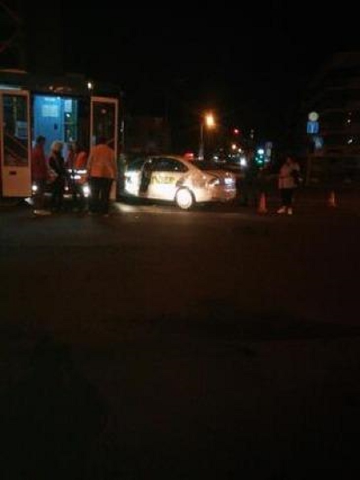 В Минске такси влетело под трамвай 