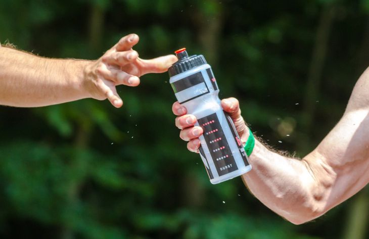 Ученые разработали бутылку для воды, которая убивает микробов