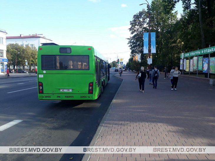 В Бресте пенсионерка оперлась на автобус и получила травмы В Бресте пенсионерка оперлась на автобус и получила травмы