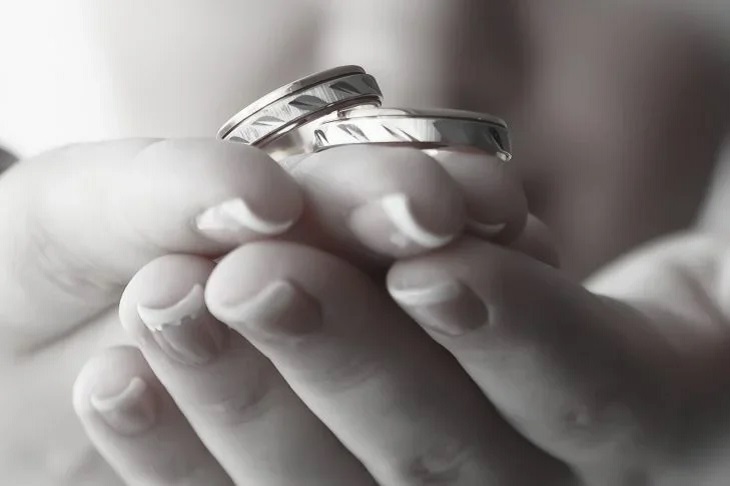 Девушка отказалась от дорогого обручального кольца и удивила своим поступком Девушка отказалась от дорогого обручального кольца и удивила своим поступком