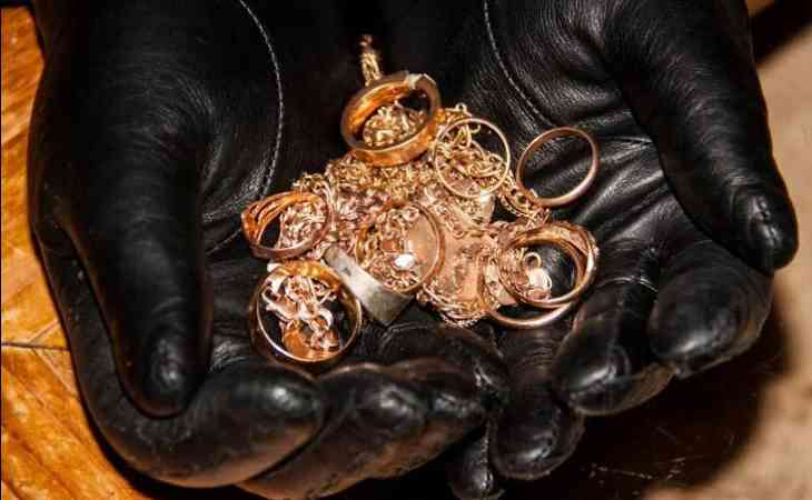 В Могилёве парень взял у друга цепочку, чтобы «произвести впечатление на девушку» и отнес в ломбард