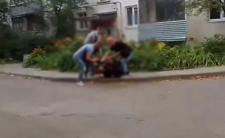 В Минске в баре на Зыбицкой футбольные фанаты избили гостя из России за логотип на одежде